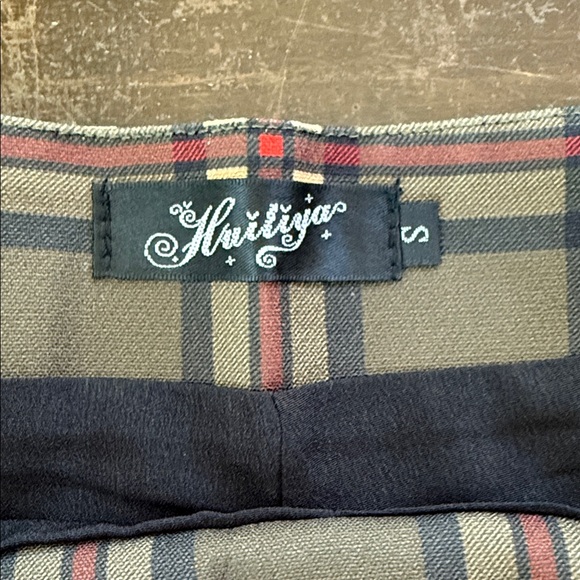 Stylish Mini Skirt in Black and Cream - Picture 2 of 9